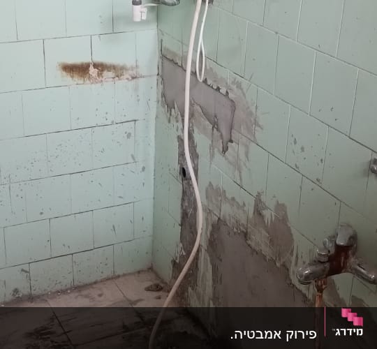 שיפוץ קיר אמבטיה עם אריחים שבורים ותיקוני טיח